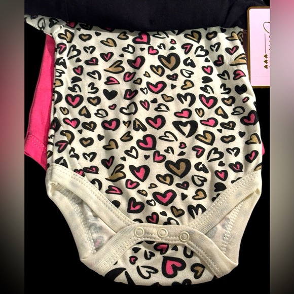 NWT•3pc Baby Girl Mini-Queen/Hearts onesies 3-6months - Picture 5 of 8
